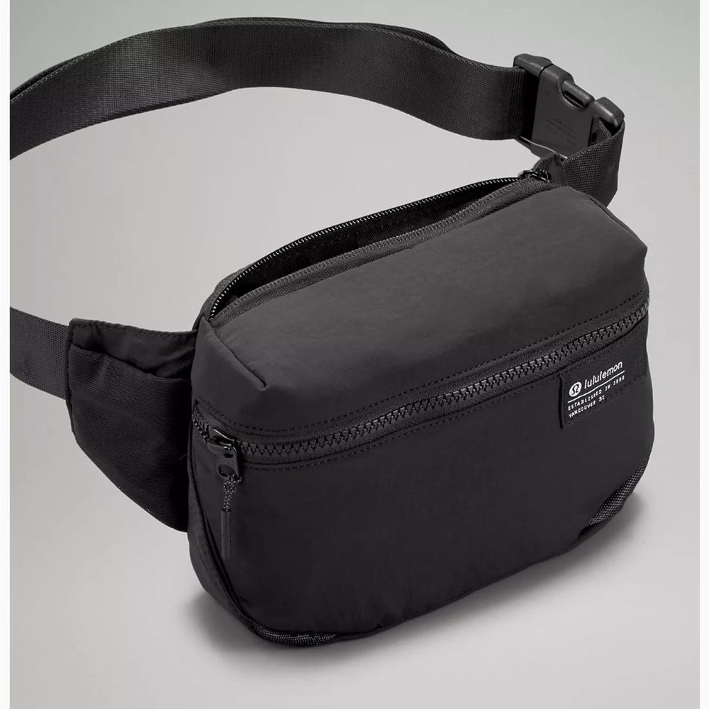 Lululemon Clean lines belt bag